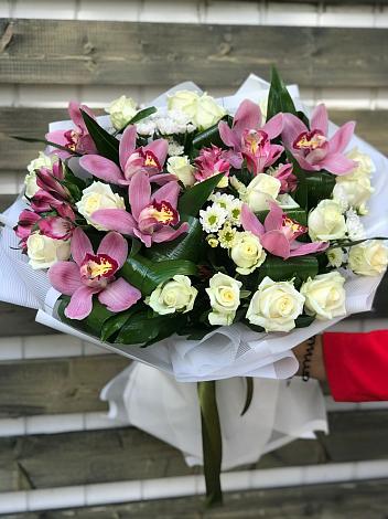 Букет цветов из: Розы и Хризантемы в Сосновоборске Красноярского края