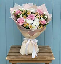 Букет цветов из:  Гвоздики, Орхидеи и Розы #REPLACE_PRED# Сосновоборске Красноярского края