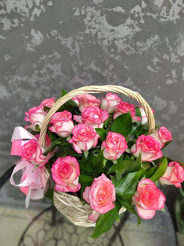 Цветочная композиция из Розы в корзине в Сосновоборске Красноярского края