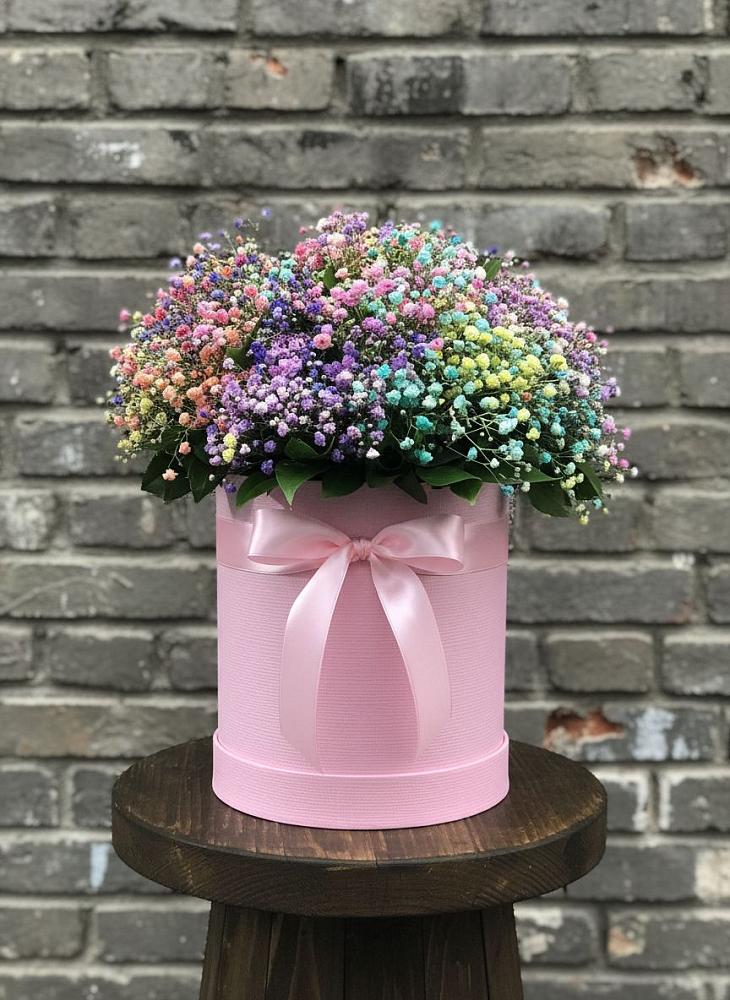 Цветочная композиция из Гипсофила и Розы в шляпной коробке в Сосновоборске Красноярского края