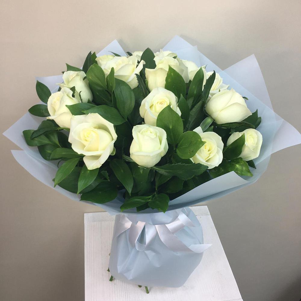 Букет 15 Белых роз Проуд в Сосновоборске Красноярского края