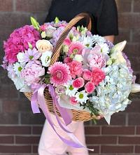Цветочная композиция из Розы, Хризантемы, Пионы и Лизиантусы в корзине в Сосновоборске Красноярского края