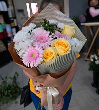 Букет цветов из:  Герберы, Розы и Хризантемы в Сосновоборске Красноярского края