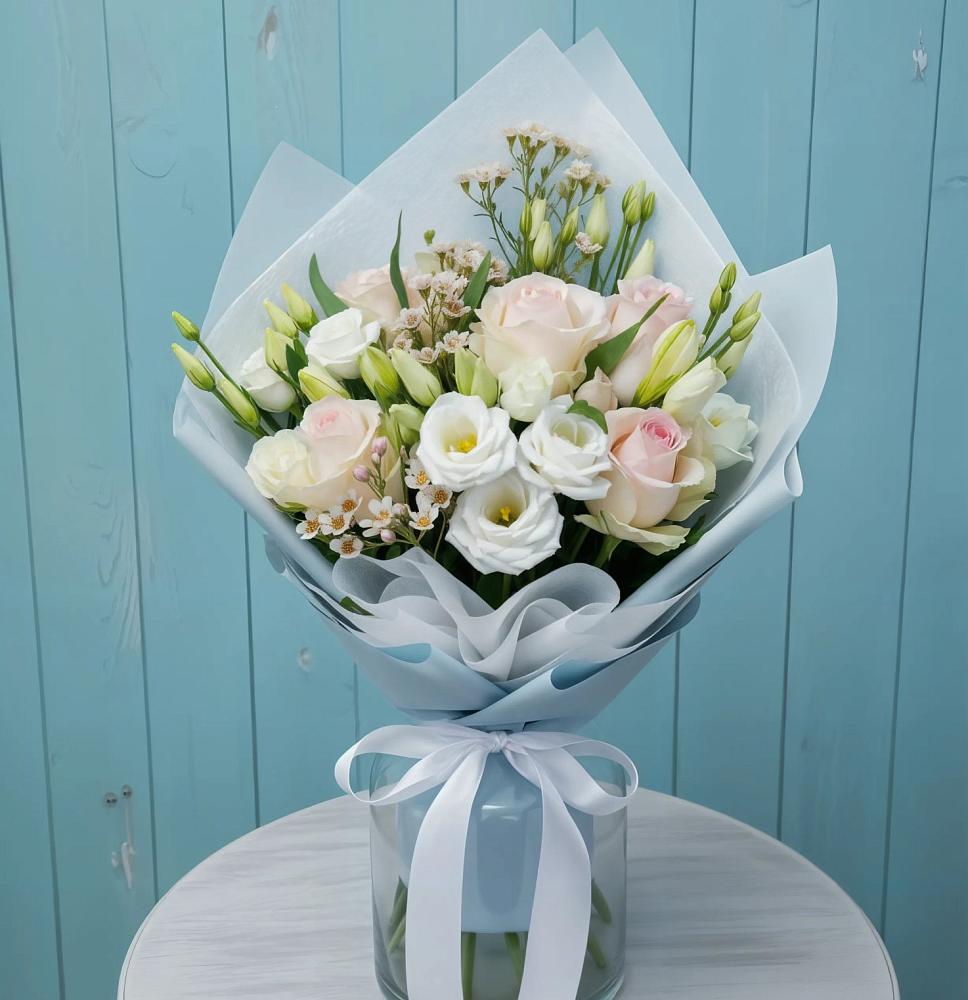 Букет цветов из: Розы и Лизиантусы в Сосновоборске Красноярского края