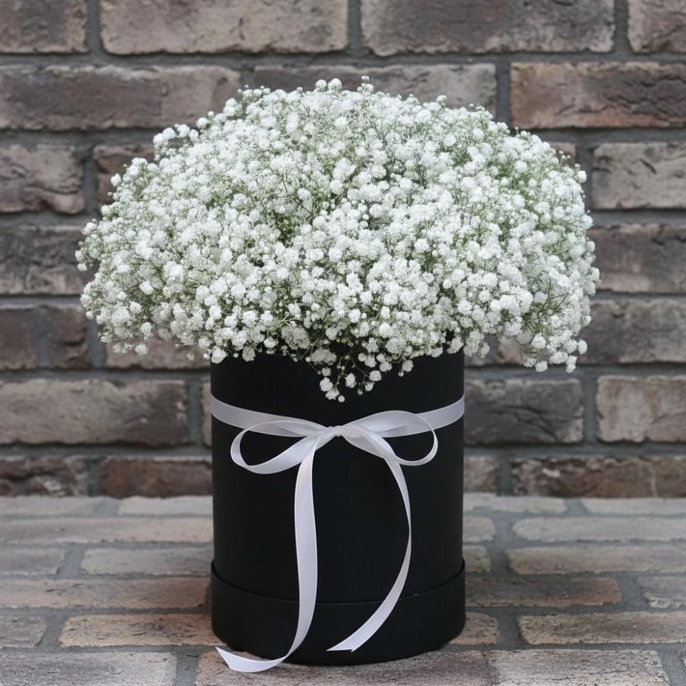 Цветочная композиция из Гипсофила в шляпной коробке в Сосновоборске Красноярского края