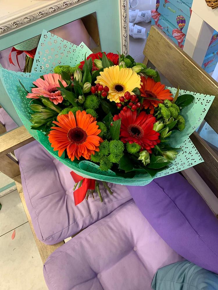 Букет цветов из: Герберы, Хризантемы и Альстромерии в Сосновоборске Красноярского края