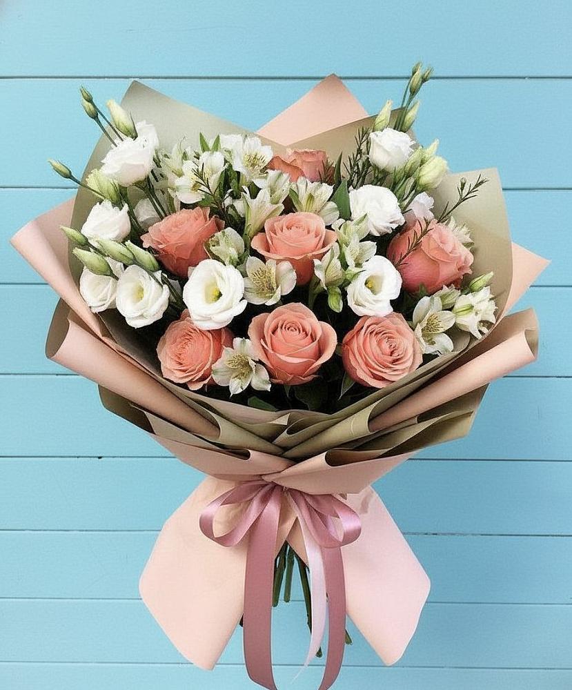 Букет цветов из: Розы, Альстромерии и Лизиантусы в Сосновоборске Красноярского края