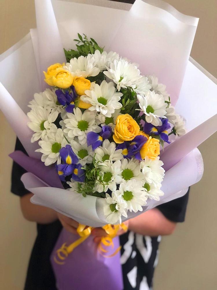 Букет цветов из: Ирисы, Хризантемы и Розы в Сосновоборске Красноярского края
