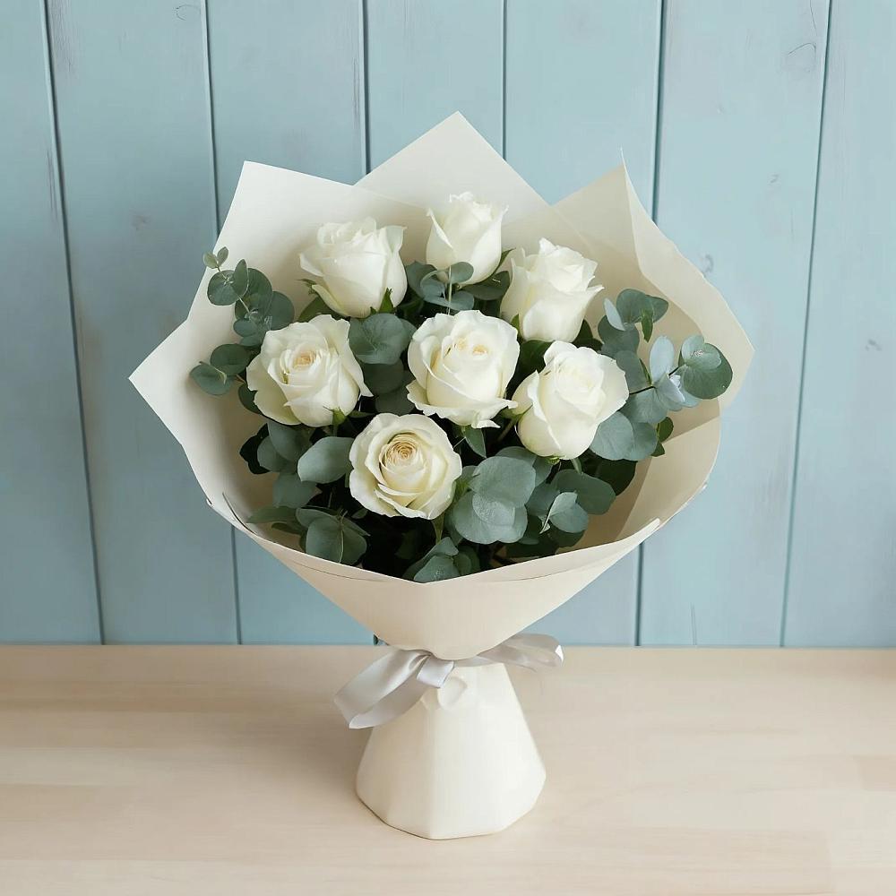 Букет Белые розы в Эвкалипте в Сосновоборске Красноярского края