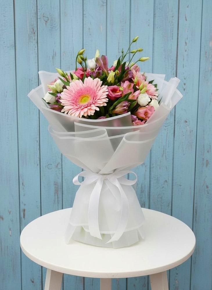 Букет цветов из: Герберы, Альстромерии и Лизиантусы в Сосновоборске Красноярского края