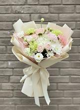 Букет цветов из:  Гвоздики, Розы, Лизиантусы и Хризантемы #REPLACE_PRED# Сосновоборске Красноярского края