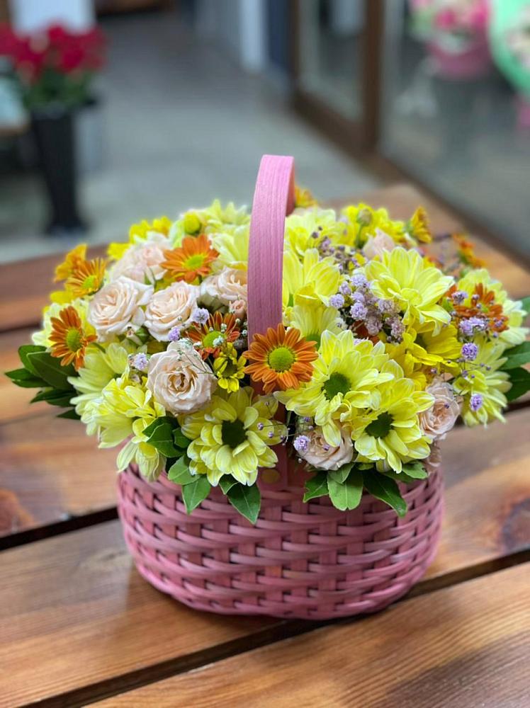 Цветочная композиция из Хризантемы и Розы в корзине в Сосновоборске Красноярского края