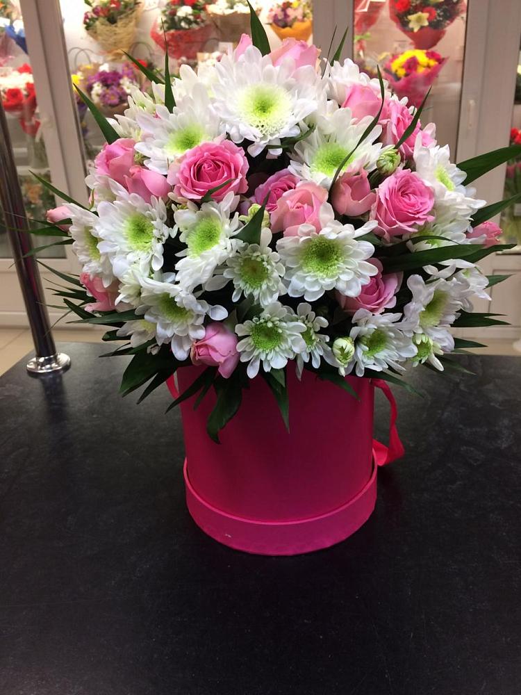 Цветочная композиция из Розы и Хризантемы в шляпной коробке в Сосновоборске Красноярского края