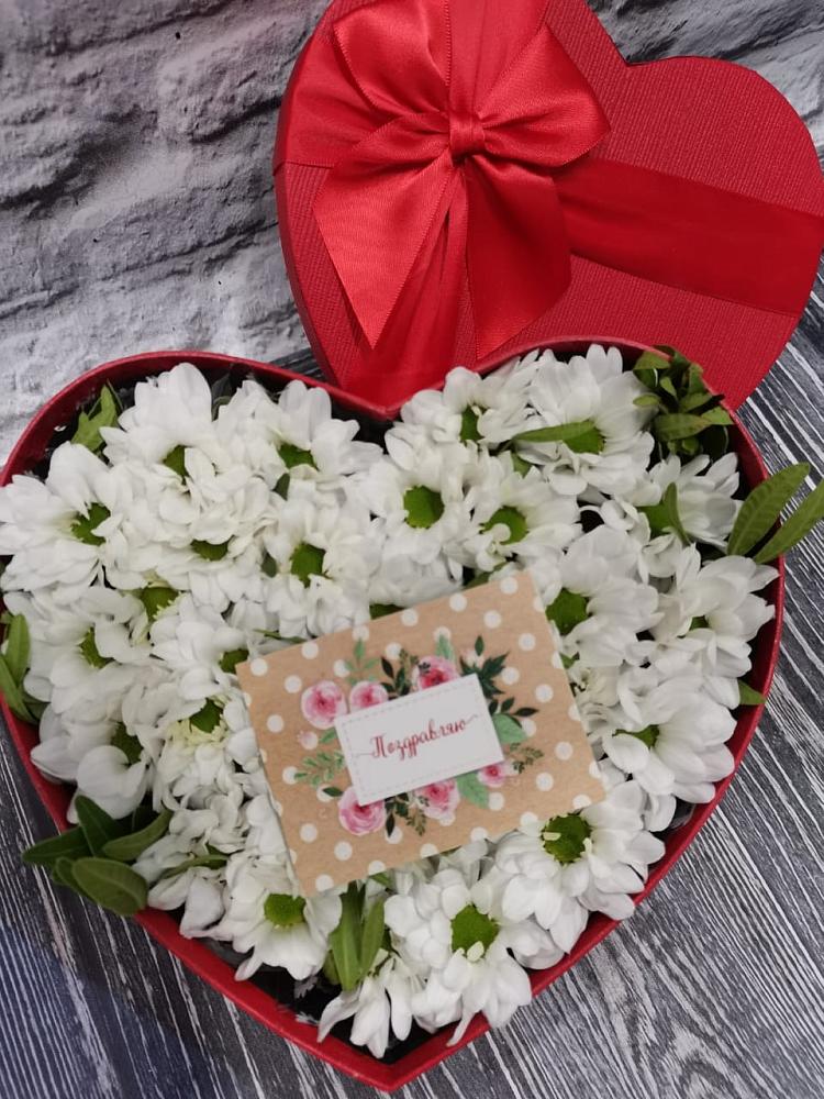 Цветочная композиция из Хризантемы в виде сердца в Сосновоборске Красноярского края