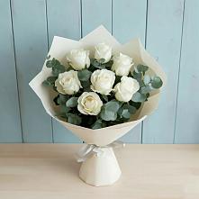 Букет Белые розы в Эвкалипте в Сосновоборске Красноярского края
