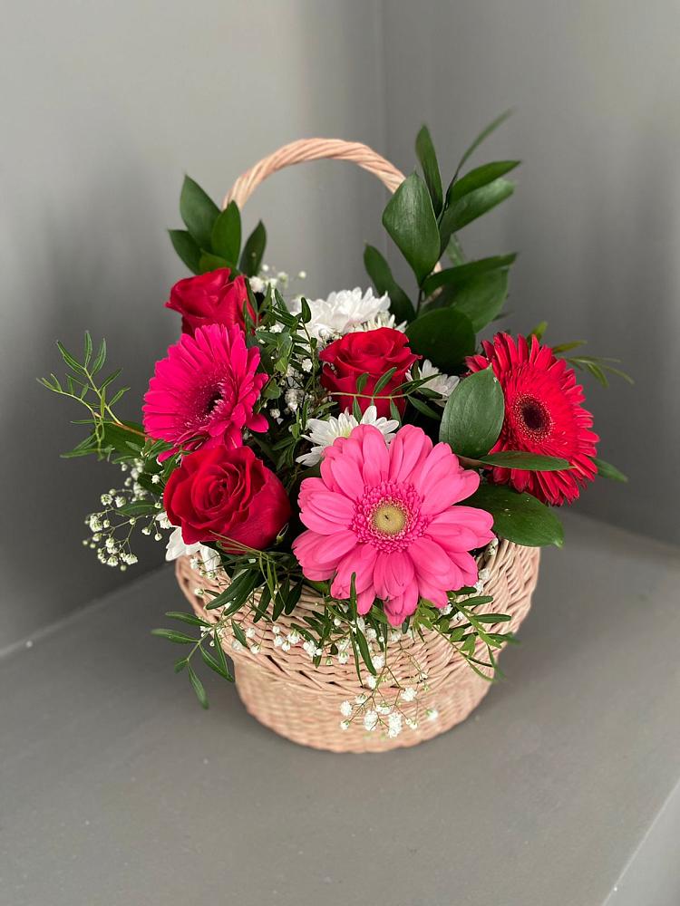 Цветочная композиция из Розы, Хризантемы и Герберы в корзине в Сосновоборске Красноярского края