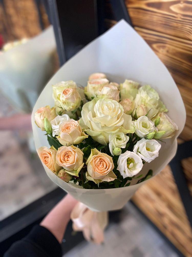 Букет цветов из: Розы и Лизиантусы в Сосновоборске Красноярского края