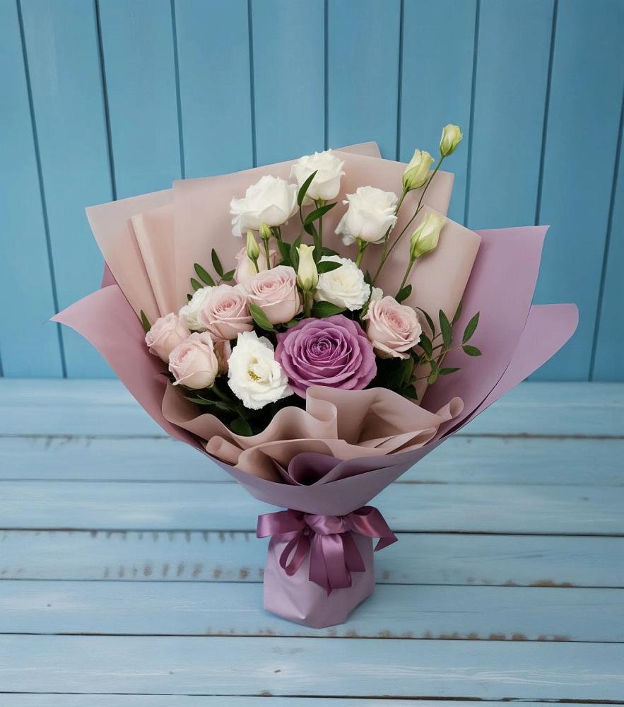 Букет цветов из: Розы и Лизиантусы в Сосновоборске Красноярского края